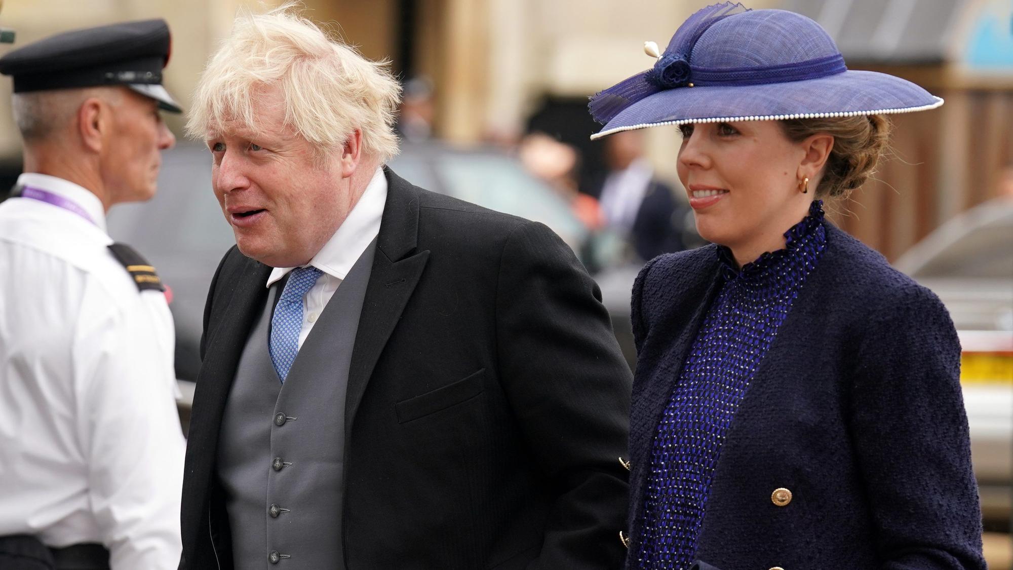 Boris Johnson (l), ehemaliger Premierminister von Großbritannien, und seine Frau Carrie Johnson kommen vor der Krönungszeremonie von König Charles III. in der Westminster Abbey an. Der britische Ex-Premierminister Boris Johnson wird erneut Vater.