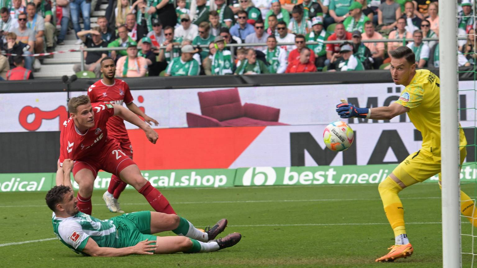 Steffen Tigges 1.FC Koeln 21 erzielt das 0:1 per Kopf gegen Milos Veljkovic SV Werder Bremen