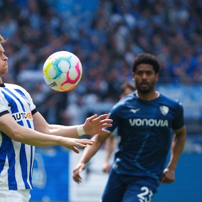 Berlins Mittelstädt (l.) gegen Bochums Saidy Janko.