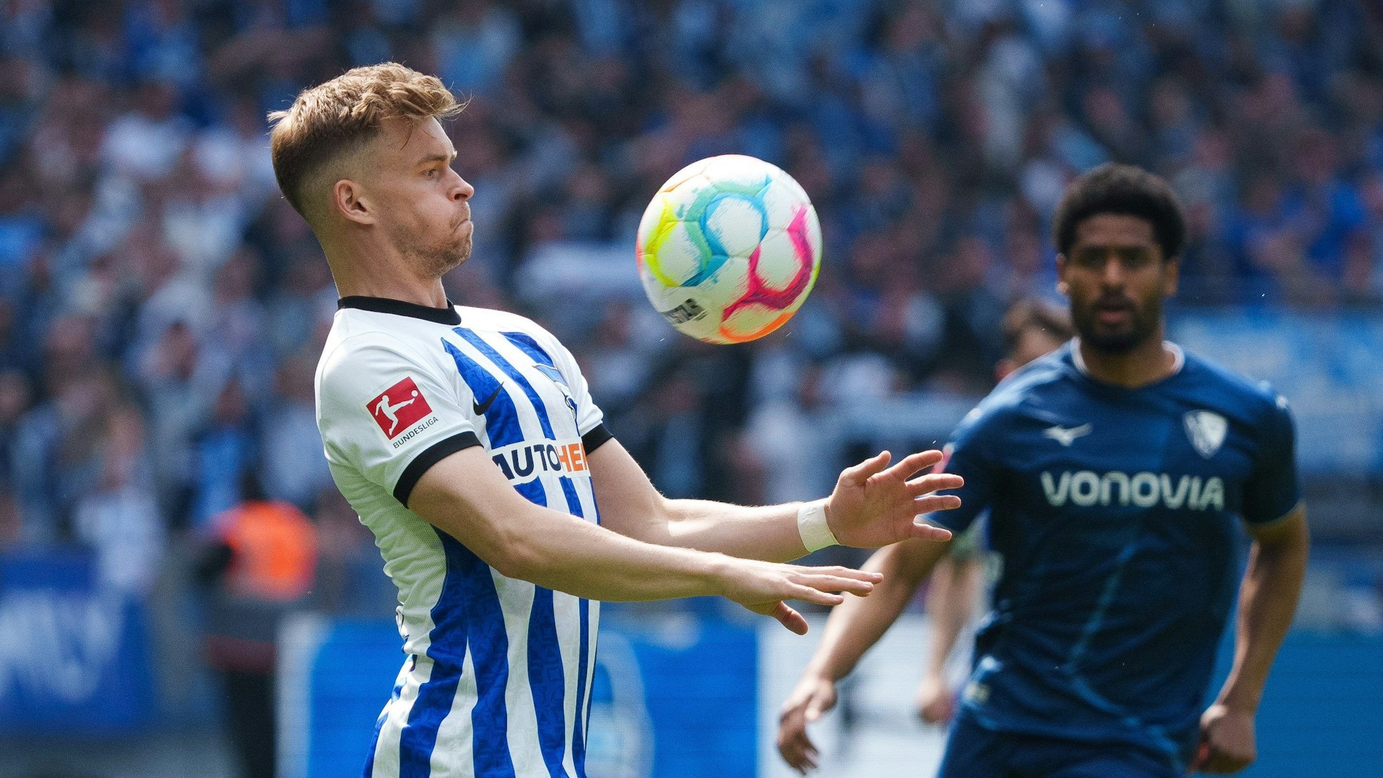 Berlins Mittelstädt (l.) gegen Bochums Saidy Janko.