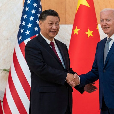 Chinas Präsident Xi gibt US-Präsident Joe Biden die Hand.