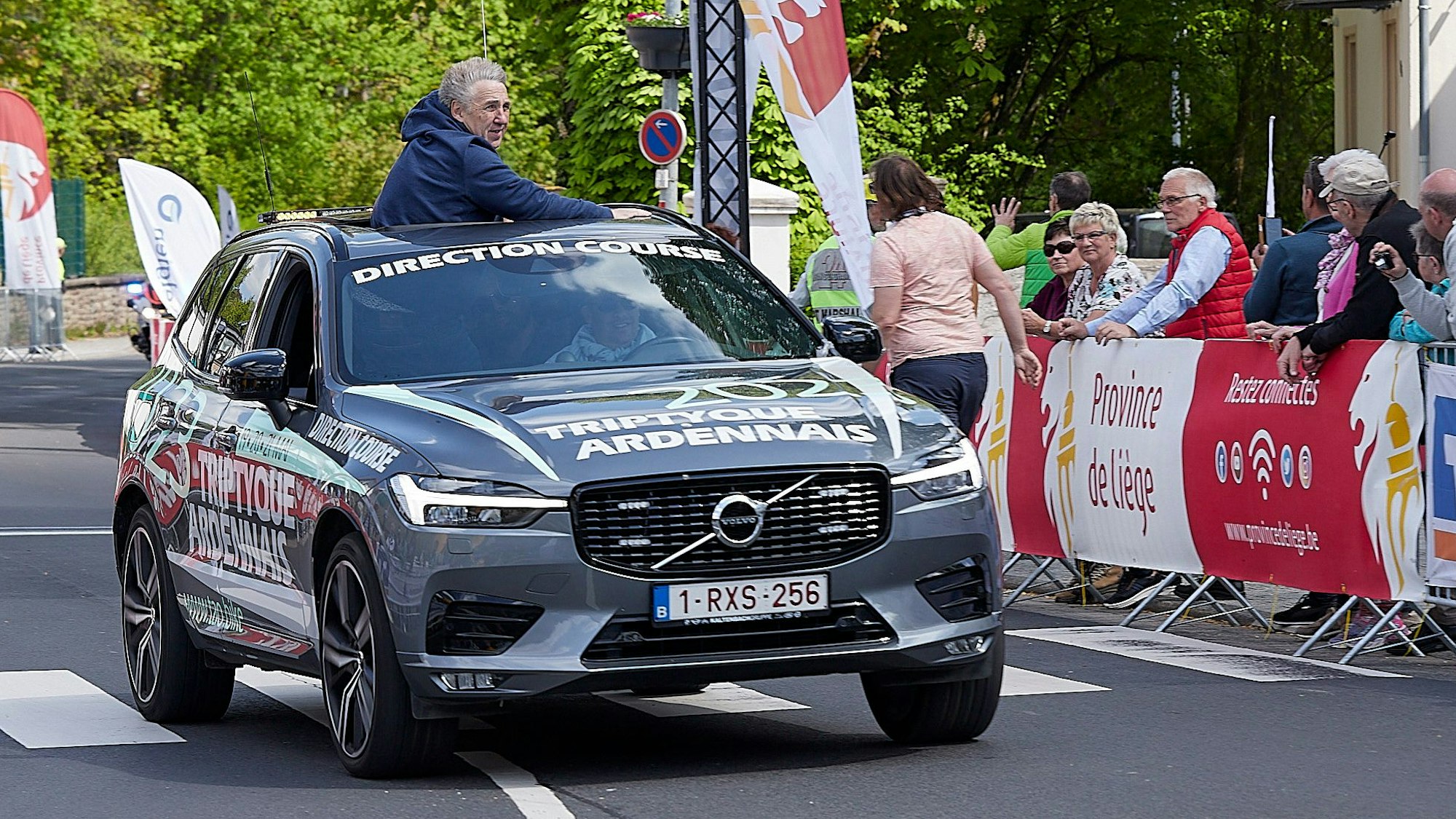 Der Rennleiter steht in einem Auto und schaut aus dem Schiebedach.