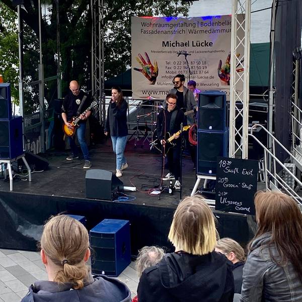 Das Bild zeigt die Kölner Band Swift Exit auf der Bühne.