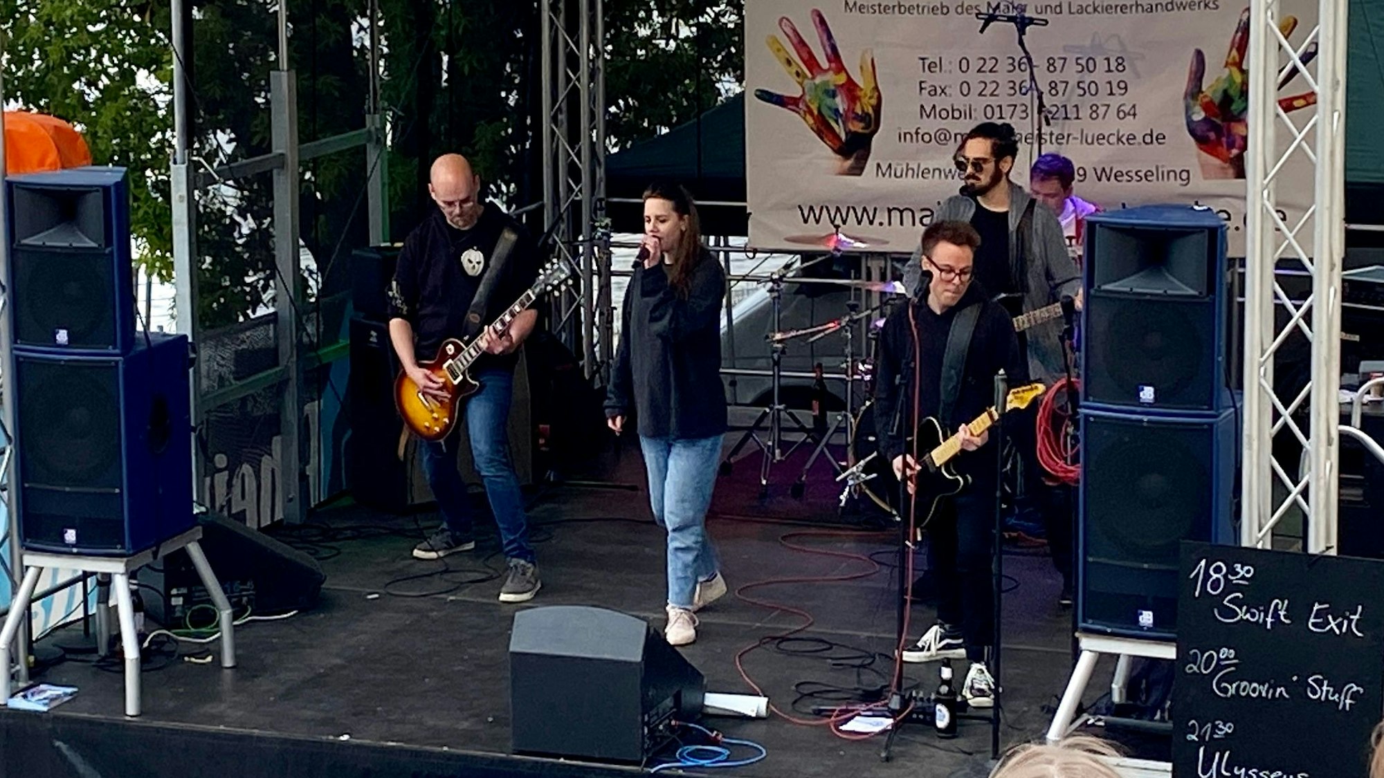 Das Bild zeigt die Kölner Band Swift Exit auf der Bühne.