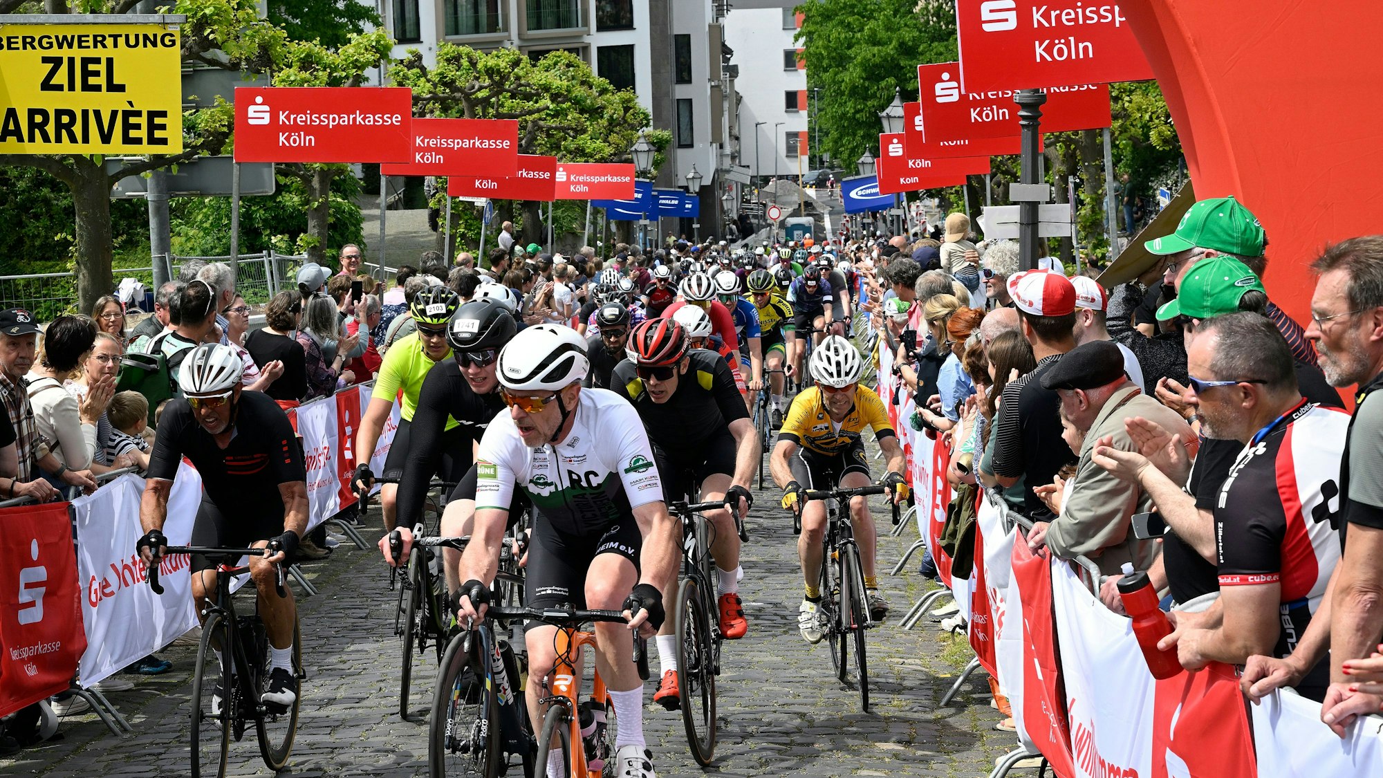 Bensberg. Radrennen "Rund um Köln 2023". Schloss Bensberg. Anfahrt des Velodoms zum Schlossberg
