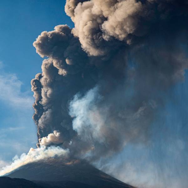 Eine Aschewolke ist während eines Ausbruchs des Ätna, dem größten aktiven Vulkans in Europa, zu sehen. (Archivbild)