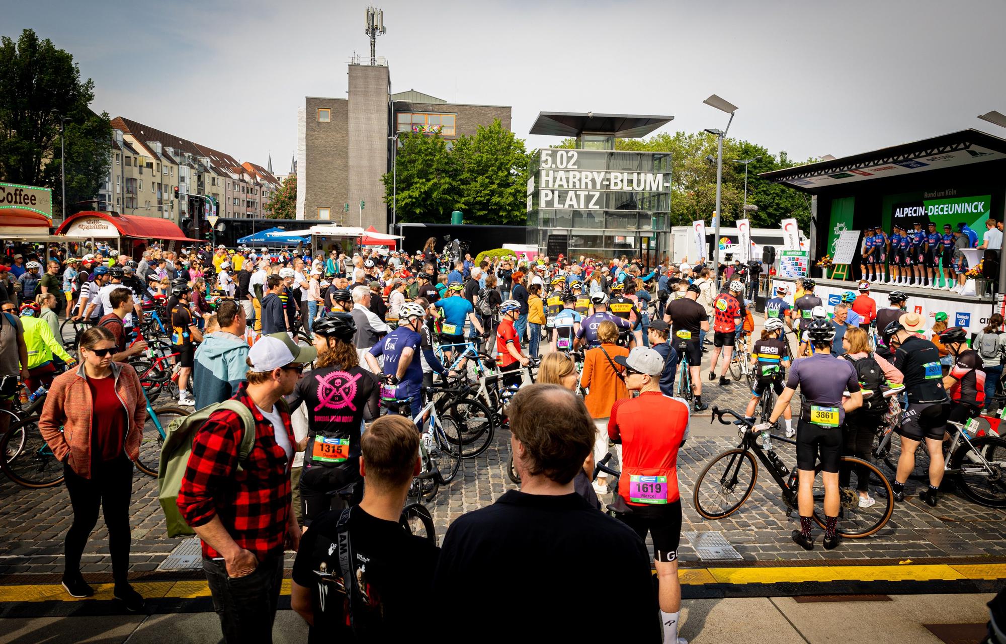 Tausende Radsportler tummelten sich im Rheinauhafen.