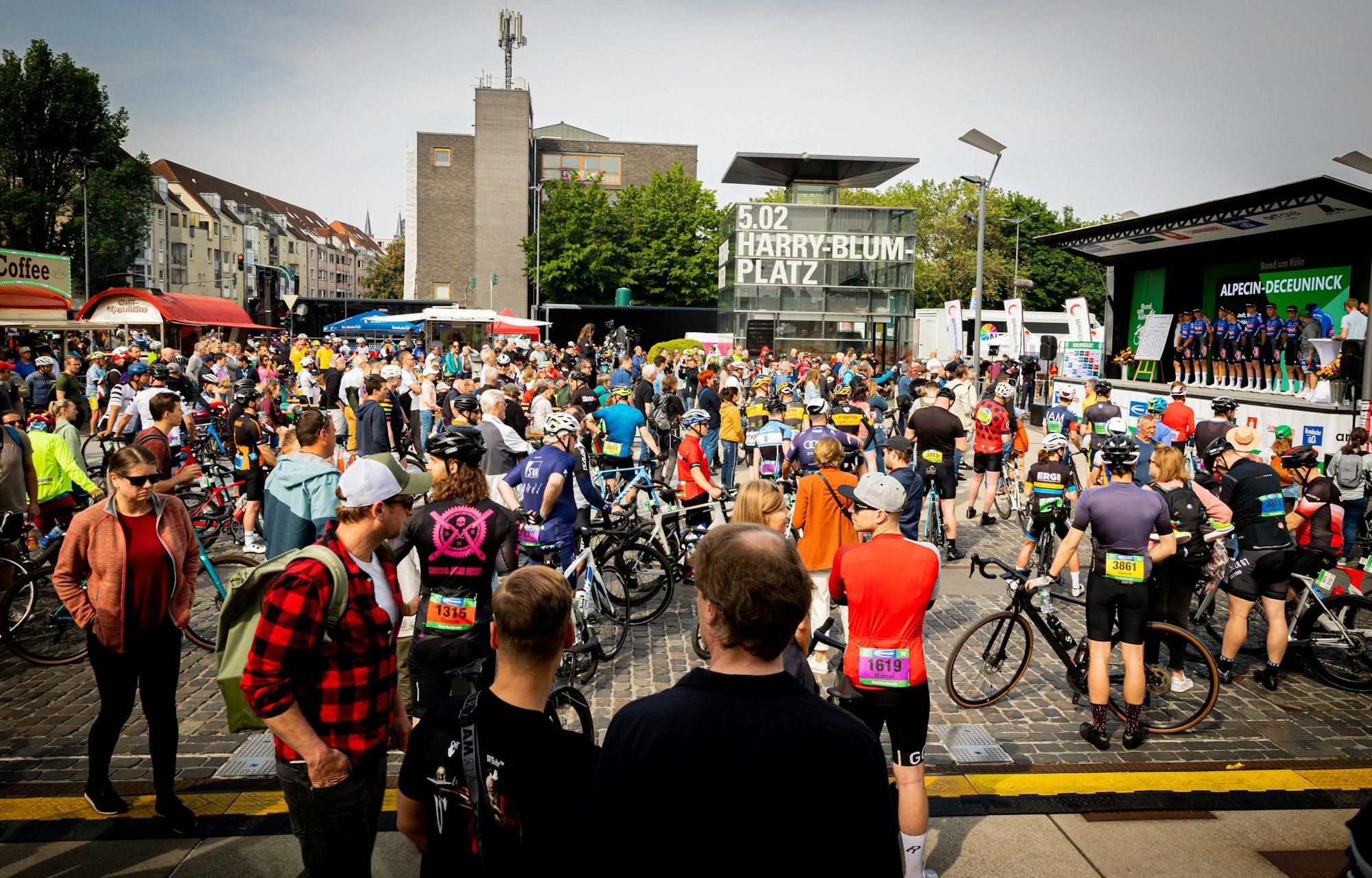 Tausende Radsportler tummelten sich im Rheinauhafen.