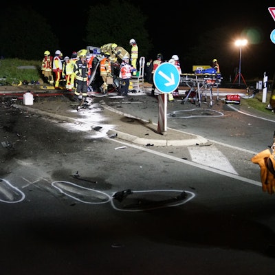 Die Feuerwehr befreite das Paar, das nach dem Unfall in seinem Campingwagen eingeklemmt war.