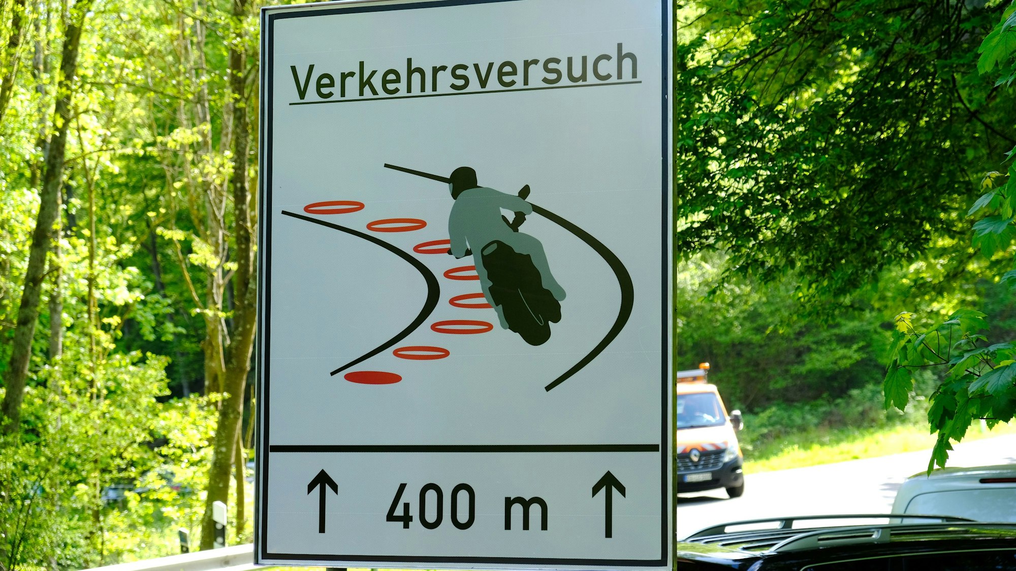 Ein Schild weist auf den Verkehrsversuch hin.