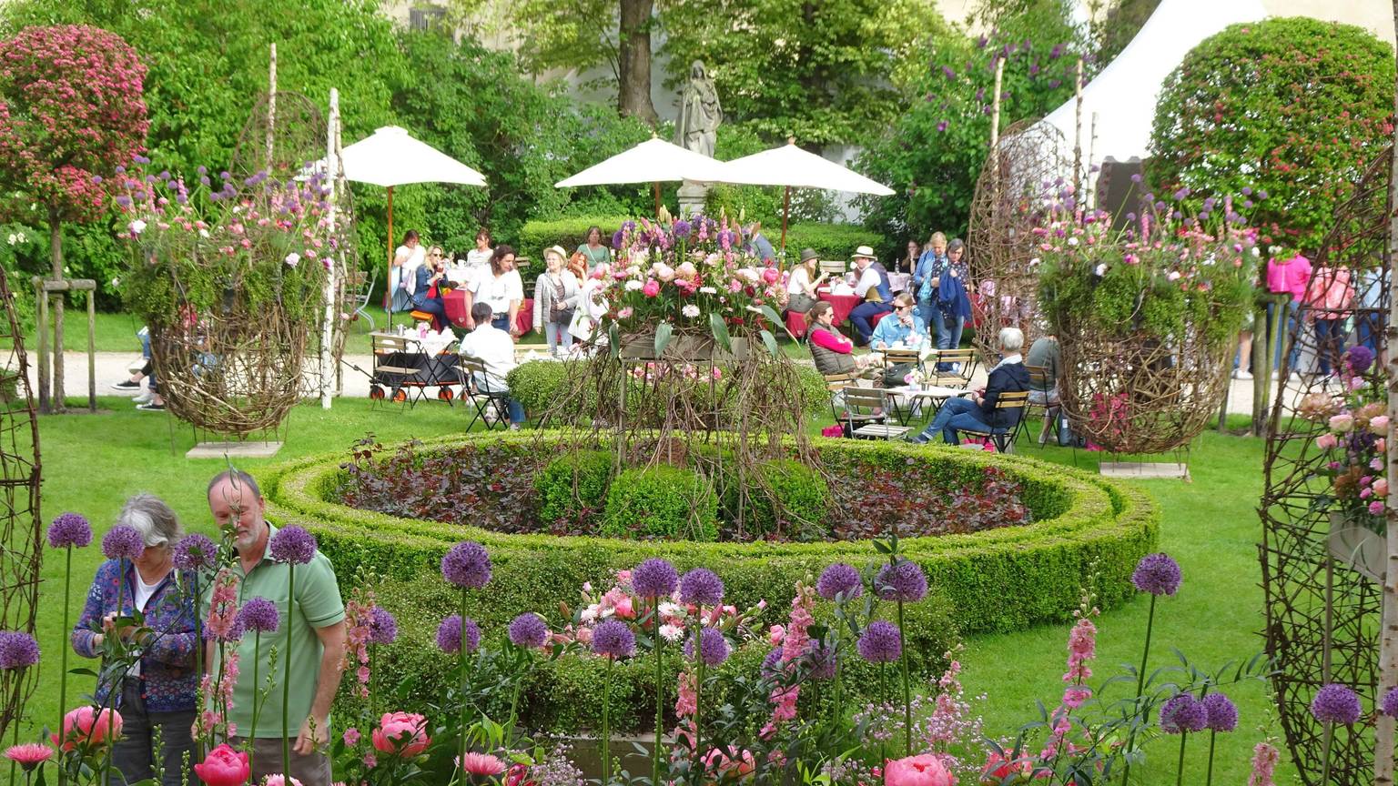 Landpartie 2023, erstes Late Night Shopping, Innenhof Blumendeko von Mehmet Yilmaz, Bad Neuenahr-Ahrweiler.