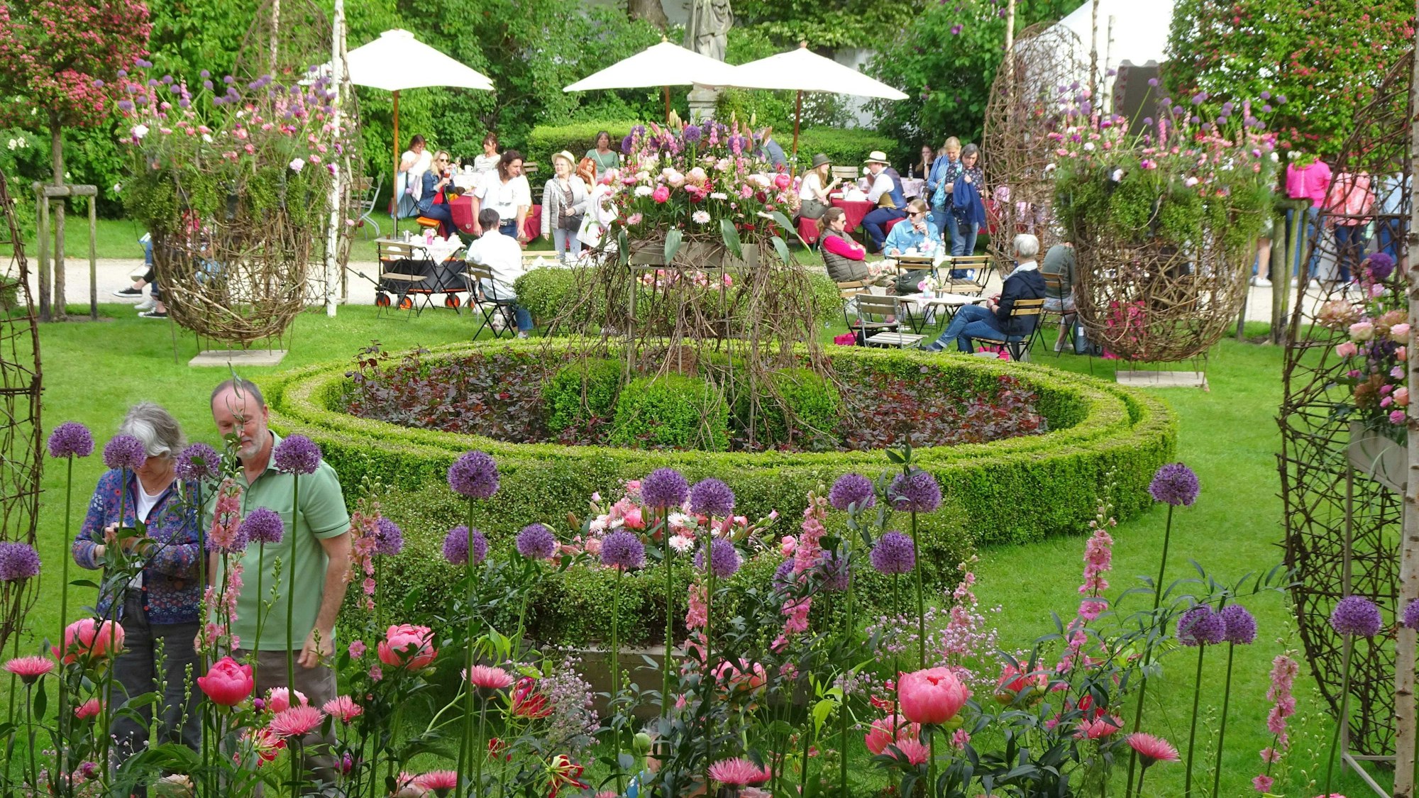 Landpartie 2023, erstes Late Night Shopping, Innenhof Blumendeko von Mehmet Yilmaz, Bad Neuenahr-Ahrweiler.