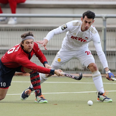 Rot-Weiss Köln vs. Berliner HC, 1.Hockey Bundesliga Herren, von links: Marian Klink (BHC), Elian Mazkour (RW), 09.04.2022, Bild: Herbert Bucco