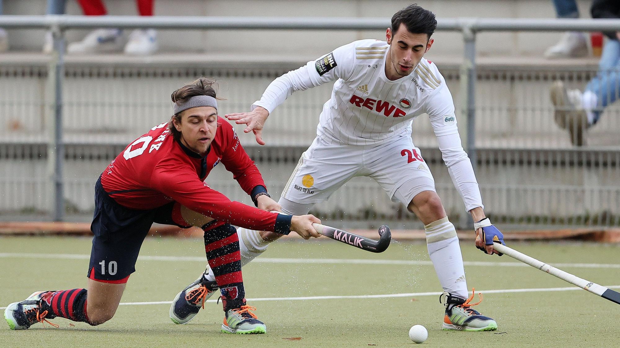 Rot-Weiss Köln vs. Berliner HC, 1.Hockey Bundesliga Herren, von links: Marian Klink (BHC), Elian Mazkour (RW), 09.04.2022, Bild: Herbert Bucco