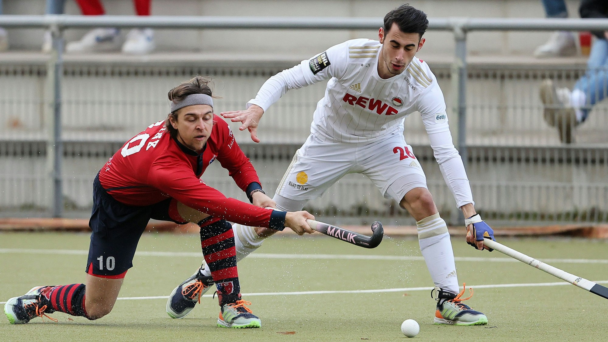 Rot-Weiss Köln vs. Berliner HC, 1.Hockey Bundesliga Herren, von links: Marian Klink (BHC), Elian Mazkour (RW), 09.04.2022, Bild: Herbert Bucco