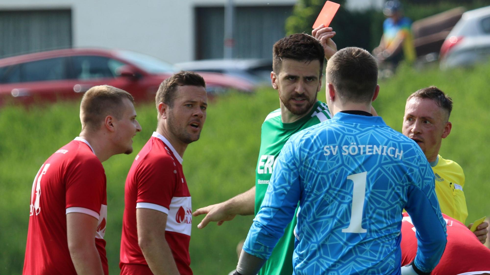 Mechernichs Lukas Lebert sieht im Duell mit Sötenich die Gelb-Rote Karte.
