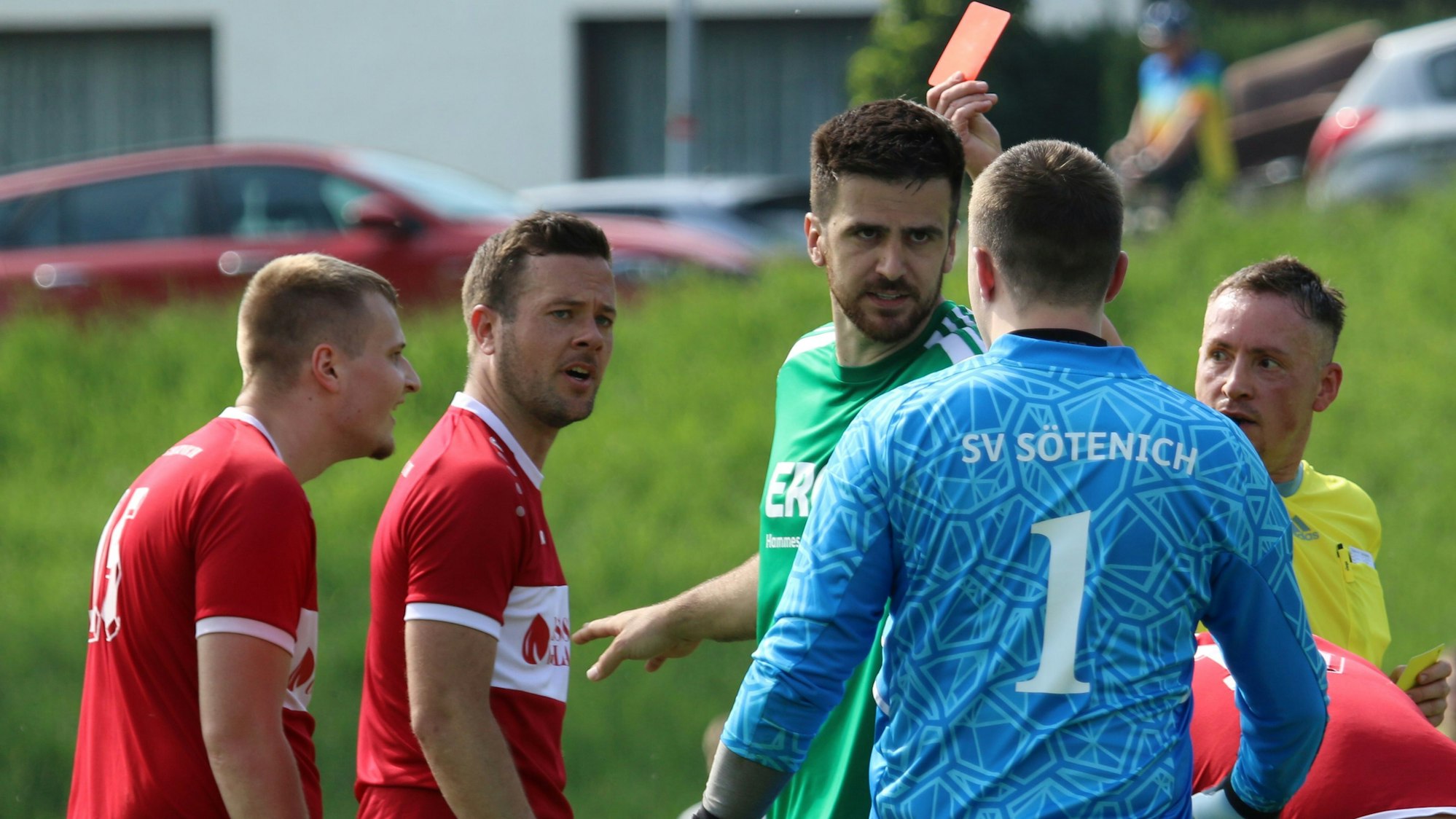 Mechernichs Lukas Lebert sieht im Duell mit Sötenich die Gelb-Rote Karte.