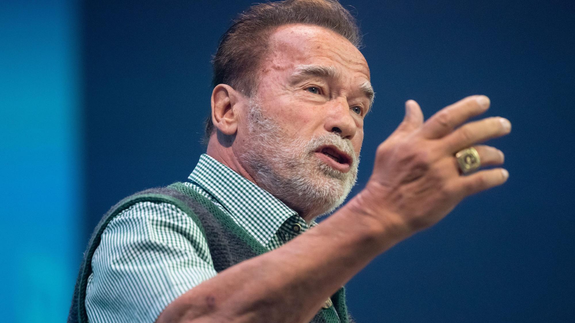 Arnold Schwarzenegger, Schauspieler und ehemaliger Gouverneur von Kalifornien, steht beim Unternehmensgründer- und Investorentreffen Bits & Pretzels auf der Bühne.