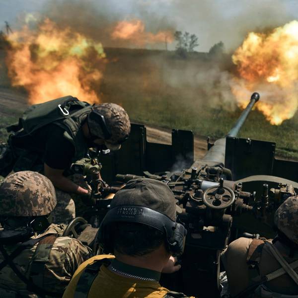 Ukrainische Soldaten feuern eine Kanone in der Nähe von Bachmut ab, einer Stadt im Osten des Landes, in der heftige Kämpfe gegen russische Truppen stattgefunden haben.