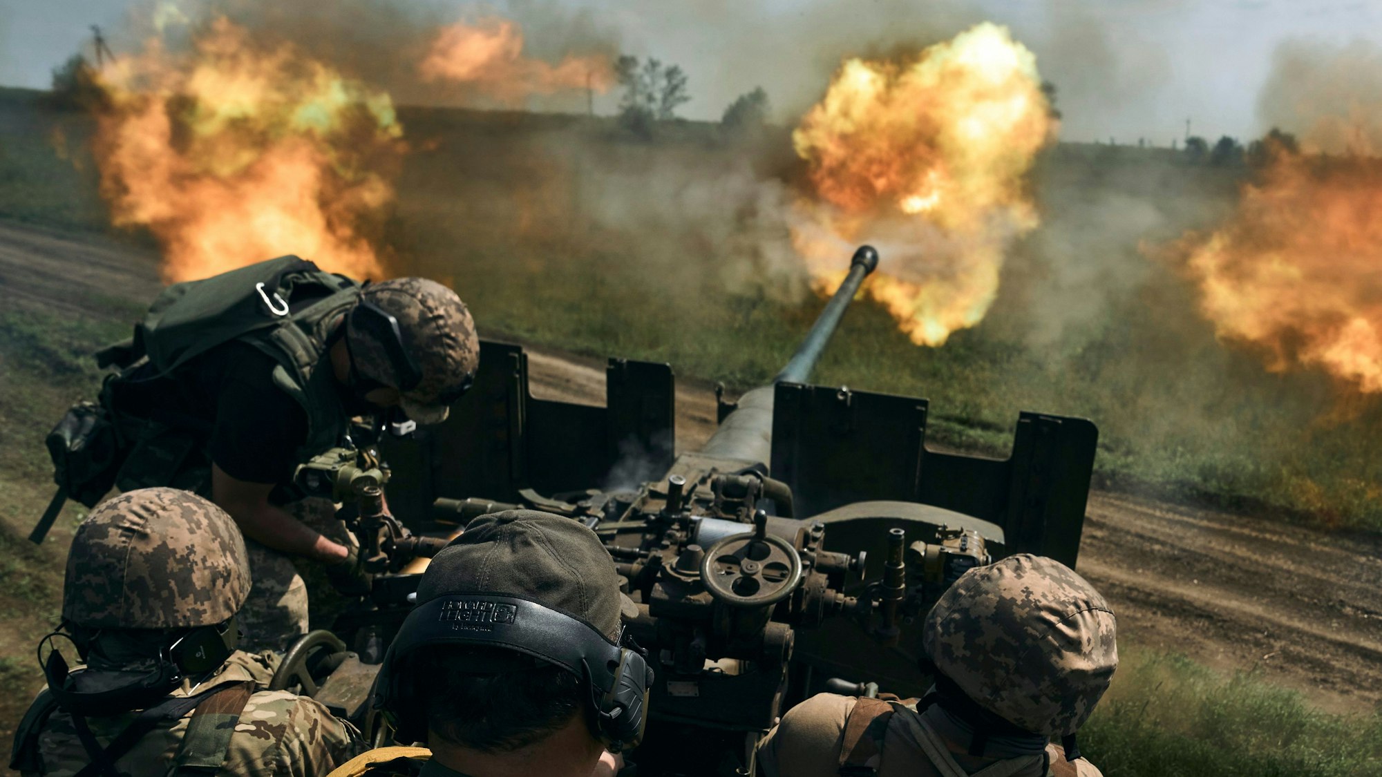 Ukrainische Soldaten feuern eine Kanone in der Nähe von Bachmut ab, einer Stadt im Osten des Landes, in der heftige Kämpfe gegen russische Truppen stattgefunden haben.