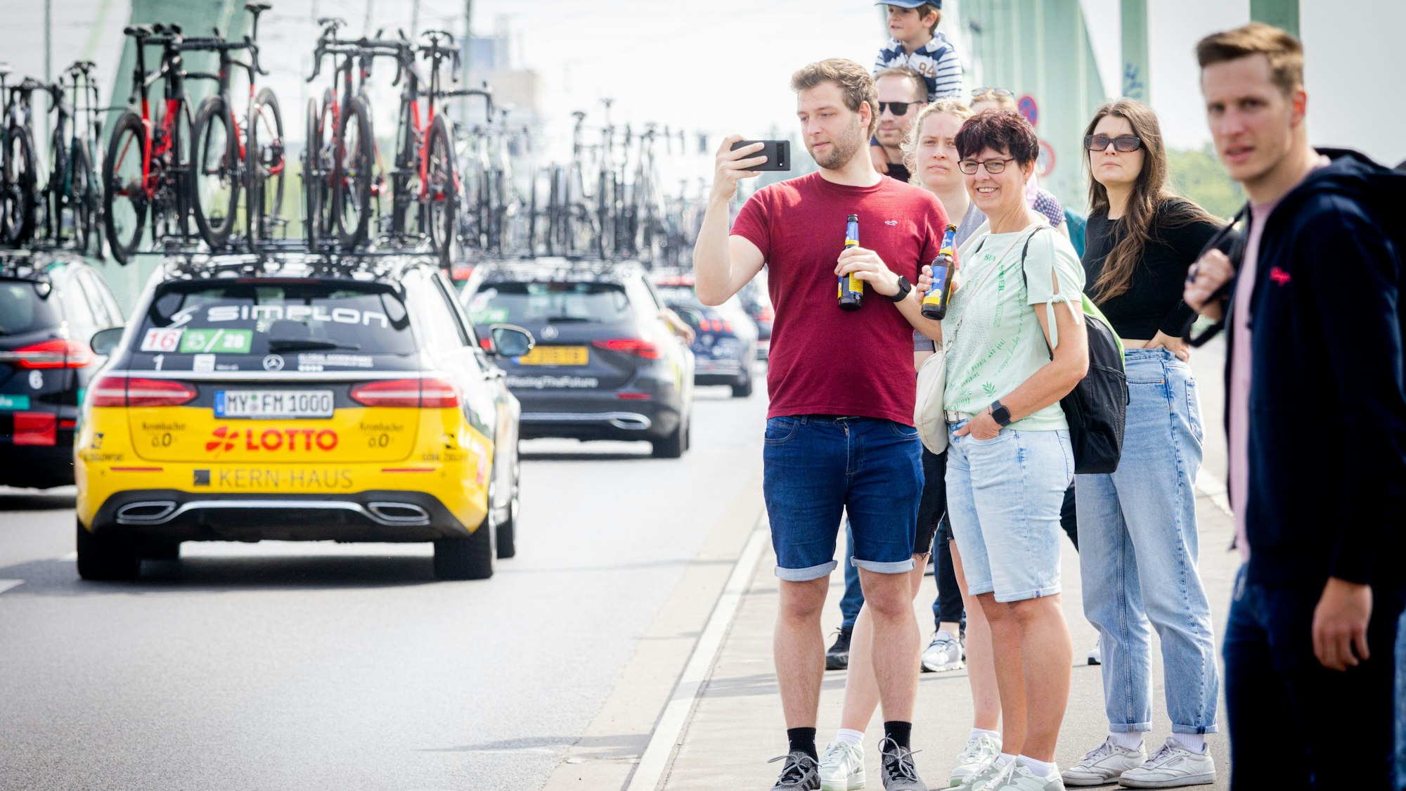 Viele Menschen standen am Streckenrand und feuerten die Sportler an.