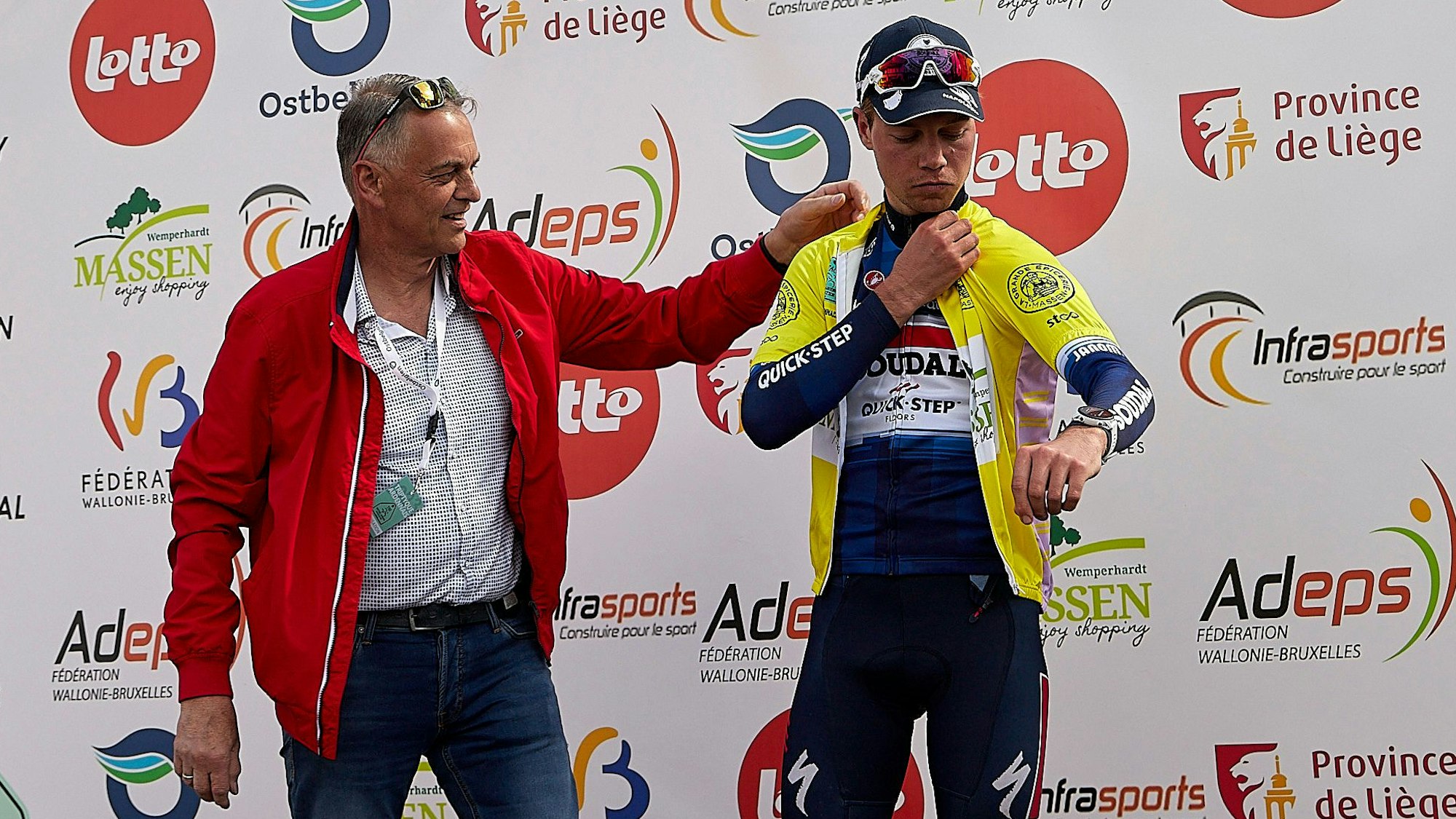 Etappensieger Pepijn Reinderink erhält von Bürgermeister Rudolf Westerburg das gelbe Trikot des Gesamtführenden.