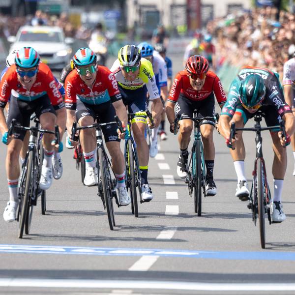 21.05.2023, Nordrhein-Westfalen, Köln: RECROP - Radsport: UCI Europaserie - Rund um Köln, Straßenrennen (201,10 km), Männer. Der Niederländer Danny van Poppel vom Team Bora-hansgrohe (r) sprintet bei der 105. Auflage des Radrennens ·Rund um Köln· ins Ziel vor dem Belgier Milan Menten (l) vom Team Lotto Dstny. Foto: Thomas Banneyer/dpa +++ dpa-Bildfunk +++