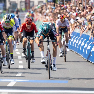 21.05.2023, Nordrhein-Westfalen, Köln: RECROP - Radsport: UCI Europaserie - Rund um Köln, Straßenrennen (201,10 km), Männer. Der Niederländer Danny van Poppel vom Team Bora-hansgrohe (r) sprintet bei der 105. Auflage des Radrennens ·Rund um Köln· ins Ziel vor dem Belgier Milan Menten (l) vom Team Lotto Dstny. Foto: Thomas Banneyer/dpa +++ dpa-Bildfunk +++