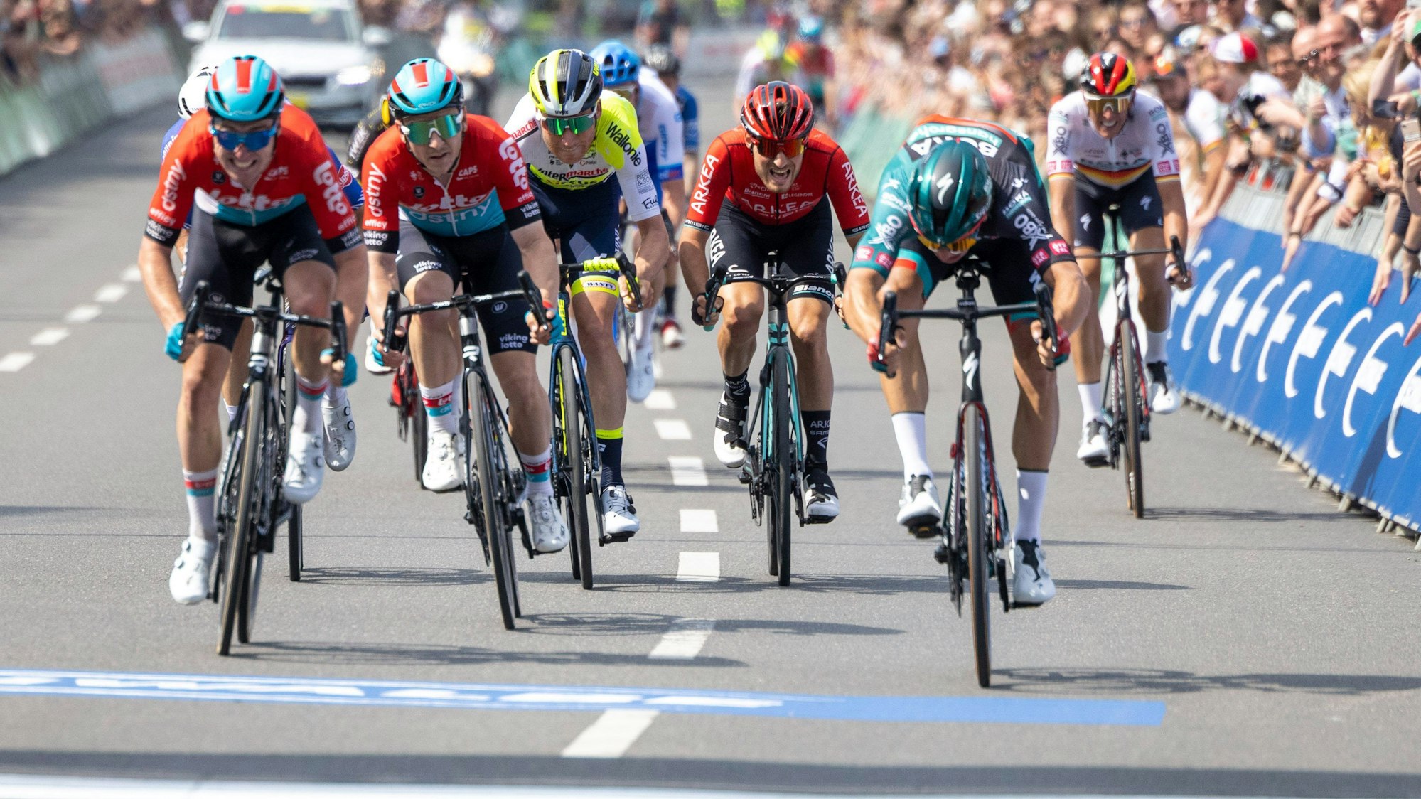 21.05.2023, Nordrhein-Westfalen, Köln: RECROP - Radsport: UCI Europaserie - Rund um Köln, Straßenrennen (201,10 km), Männer. Der Niederländer Danny van Poppel vom Team Bora-hansgrohe (r) sprintet bei der 105. Auflage des Radrennens ·Rund um Köln· ins Ziel vor dem Belgier Milan Menten (l) vom Team Lotto Dstny. Foto: Thomas Banneyer/dpa +++ dpa-Bildfunk +++