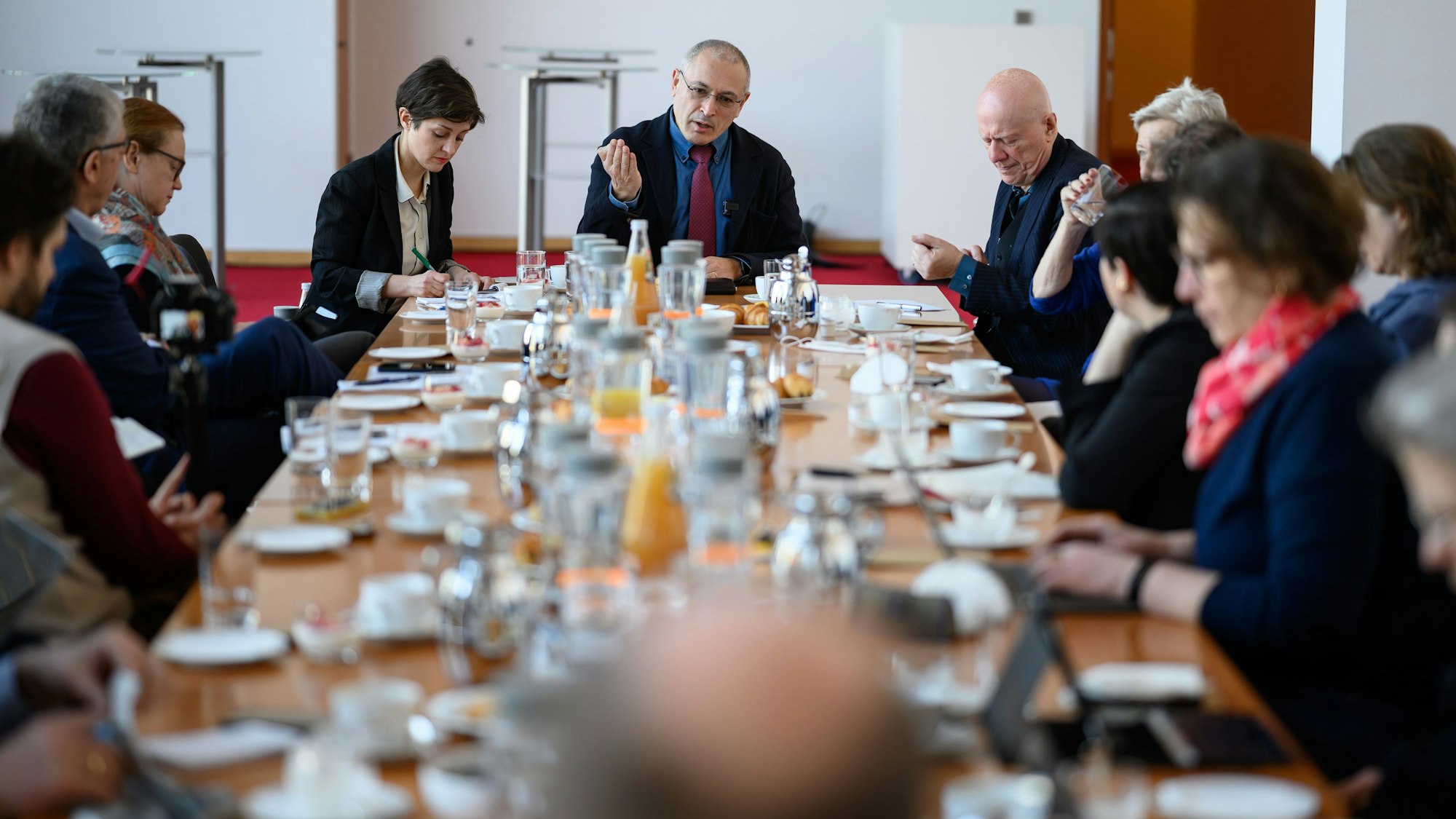 Der russische Regimekritiker Michail Chodorkowski (M.) äußert sich bei einem Pressegespräch vom Zentrum Liberale Moderne zum Krieg Russlands gegen die Ukraine. (Archivbild)