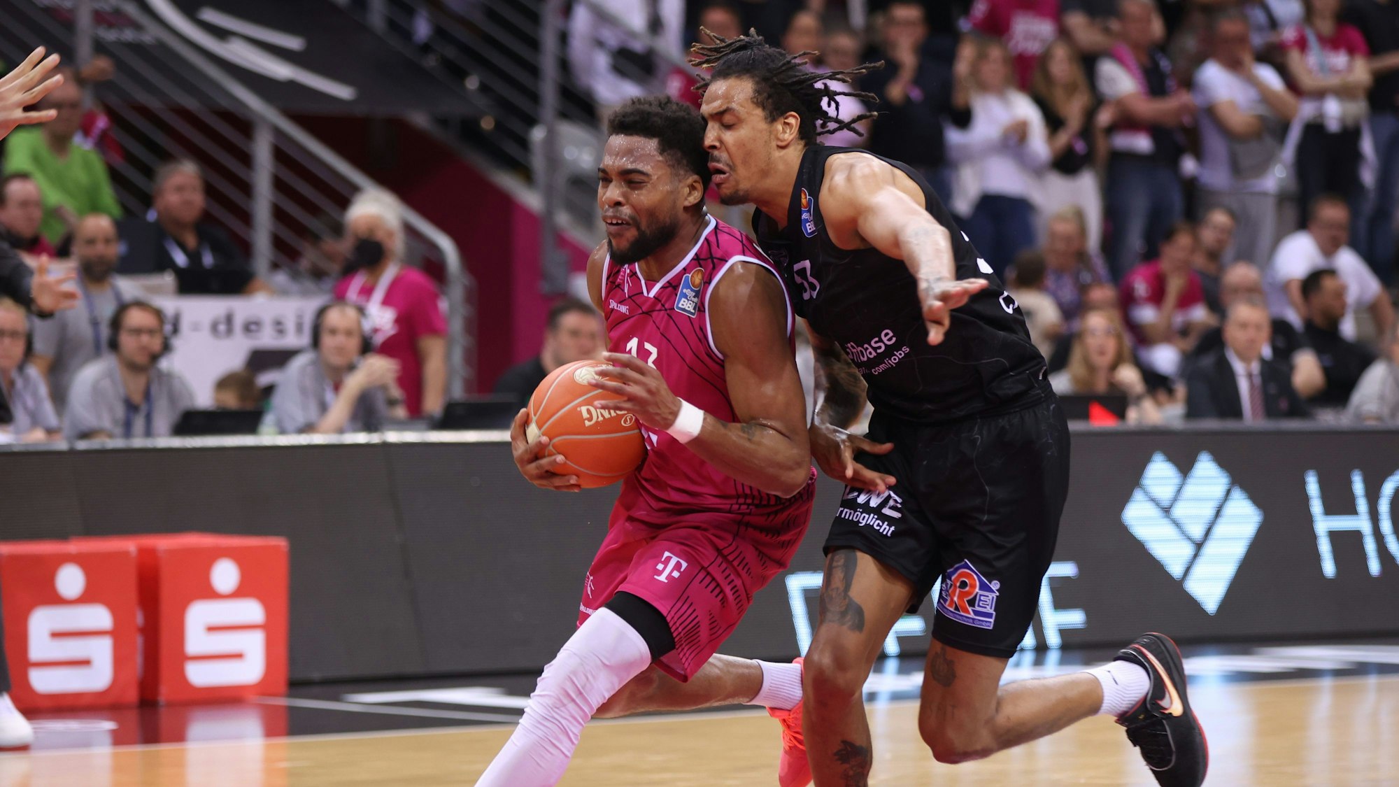 Javontae Hawkins (Bonn, L) und Kevin Yebo (Chemnitz)