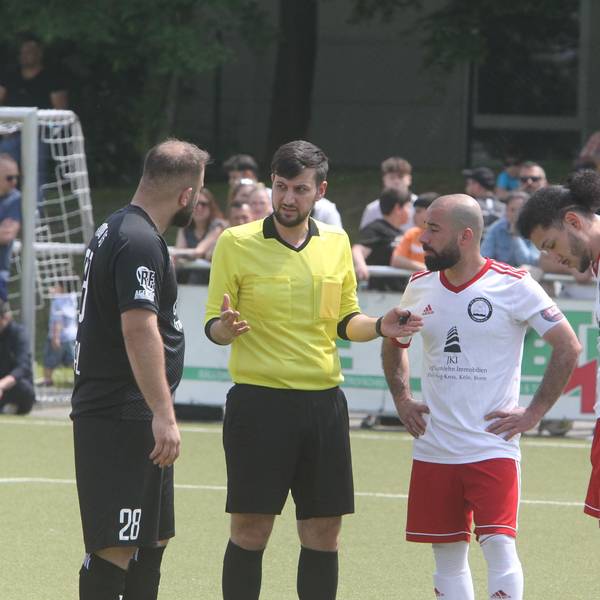 Viel Gesprächsbedarf: Der Referee hatte beim Topspiel in Niederkassel alle Hände voll zu tun.