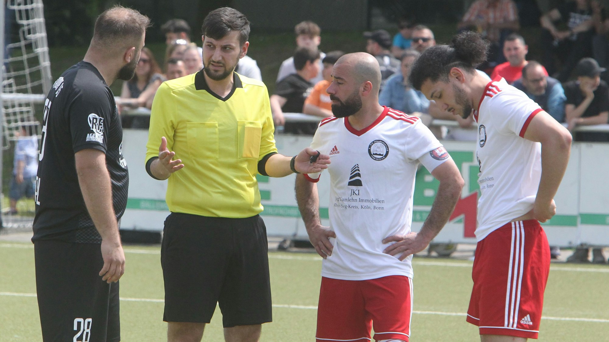 Viel Gesprächsbedarf: Der Referee hatte beim Topspiel in Niederkassel alle Hände voll zu tun.