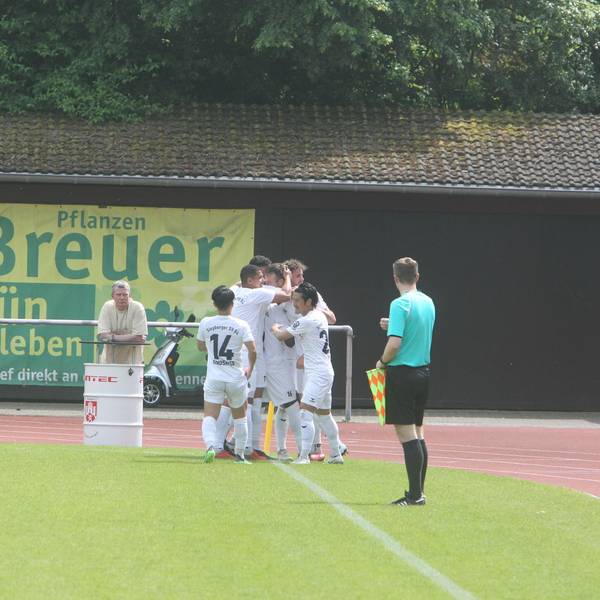 Die Spieler des Siegburger SV 04 jubeln.