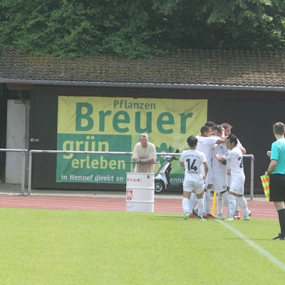 Die Spieler des Siegburger SV 04 jubeln.