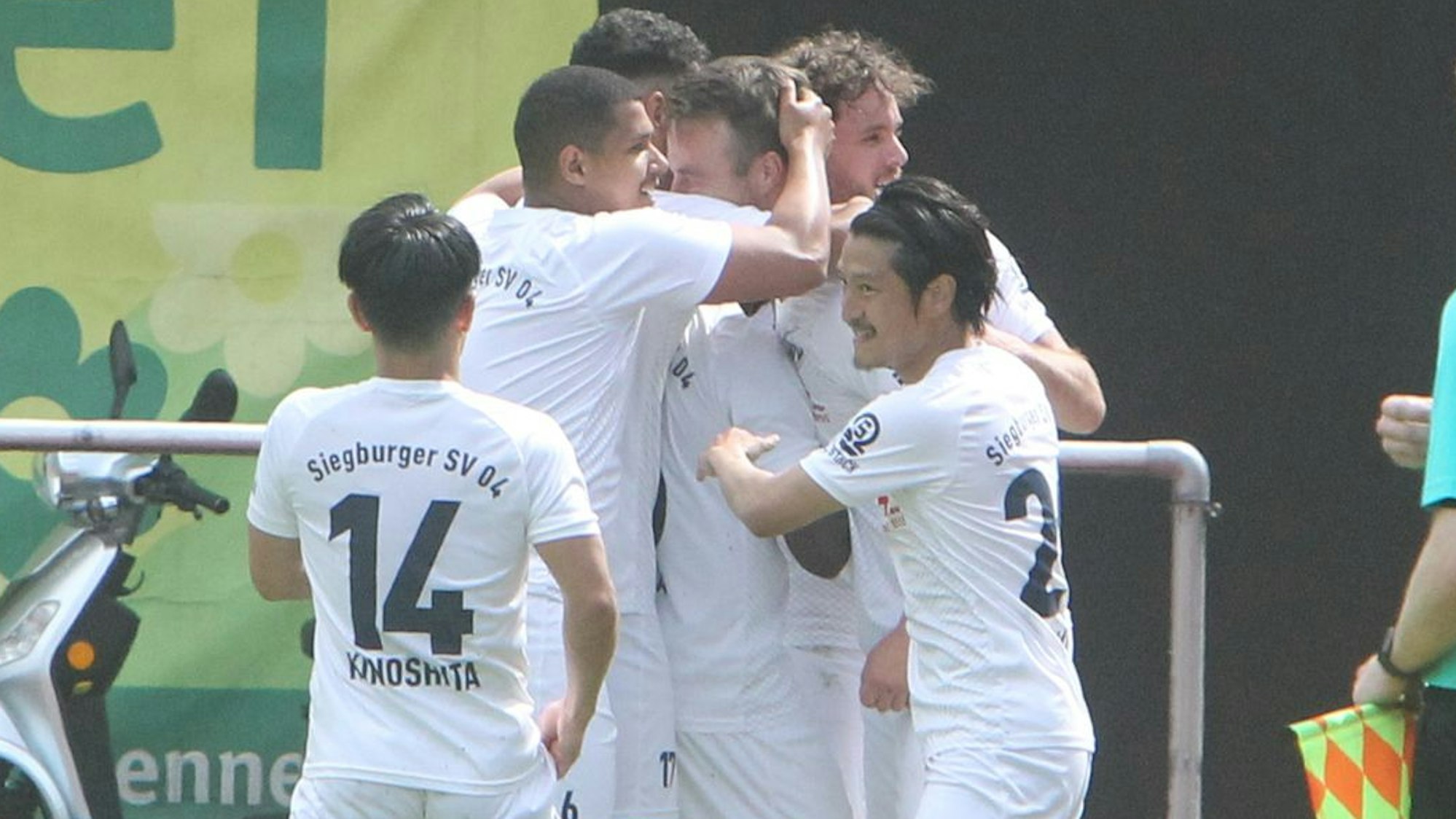 Die Spieler des Siegburger SV 04 jubeln.