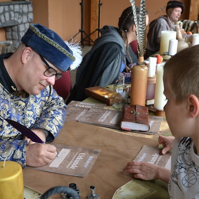Die Burgschreiber stellten Urkunden für die Kinder aus.