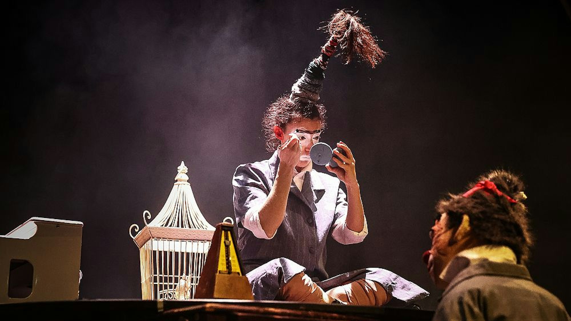 Clown pudert sich das Gesicht.