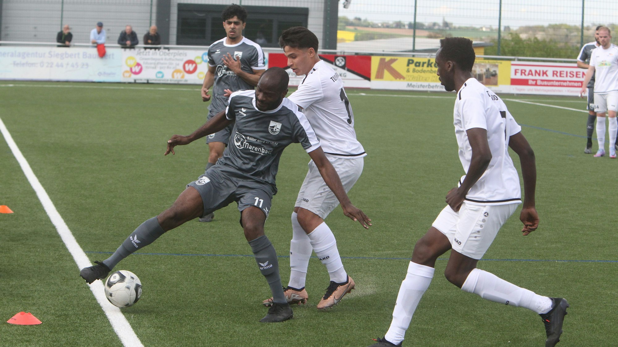 HFV-Trainer Benjamin Krayer traut Zugang Asonganyi Defang (am Ball) „locker 13, 14 Saisontore“ zu.