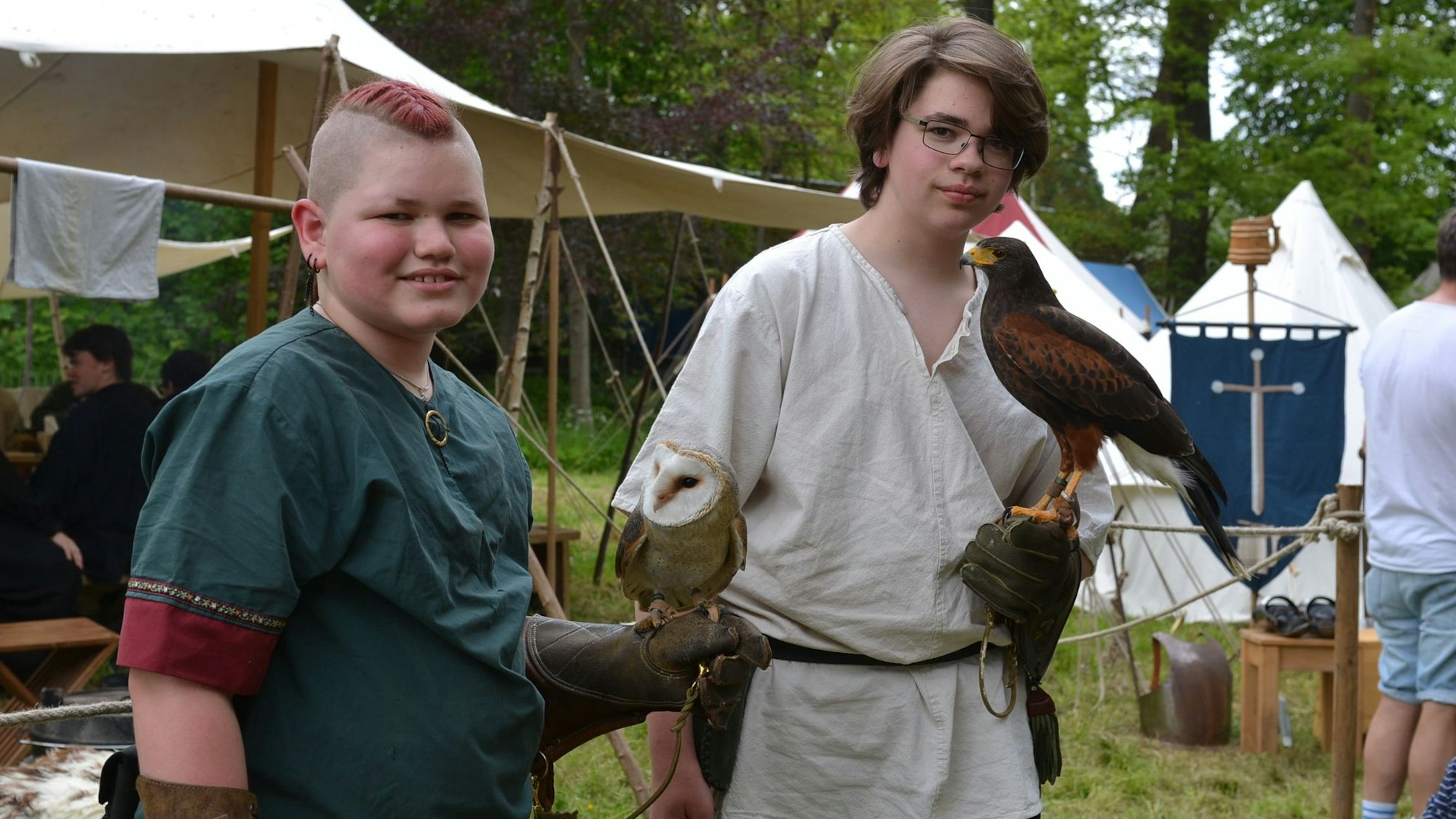 Zu den Blickfängen des Kinderritterfestes auf der Burg Satzvey gehörten auch die gefiederten Protagonisten der Falknerei.
