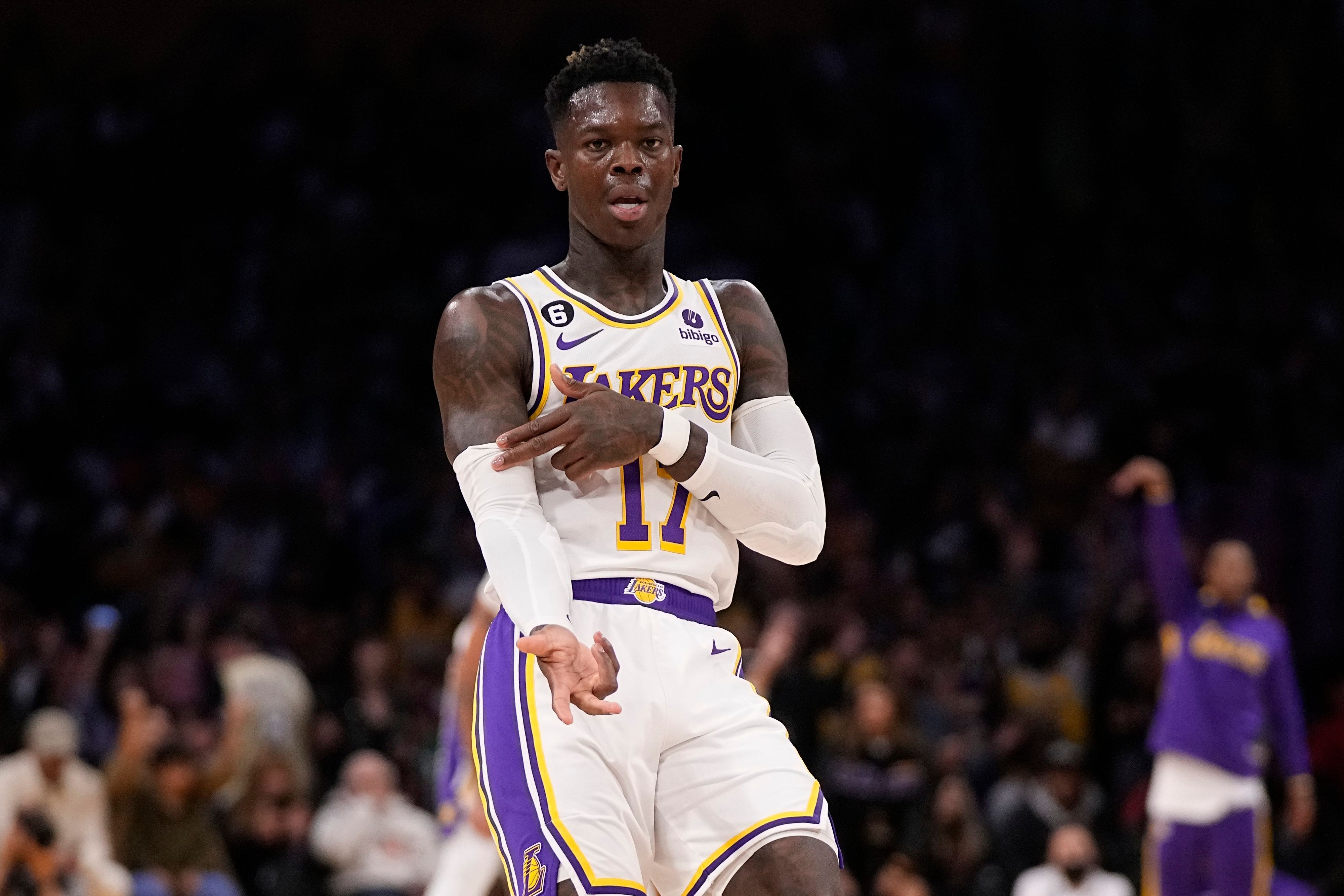 Dennis Schröder trägt Basketballkleidung mit Farben der LA Lakers.