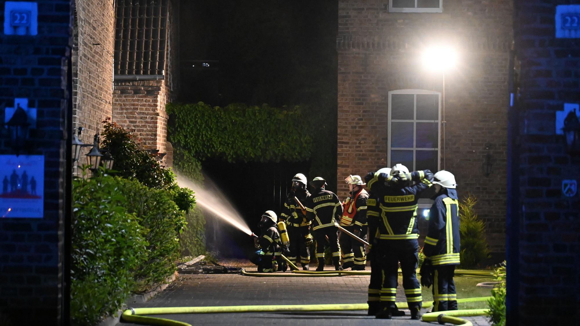 Das Bild zeigt Feuerwehrleute beim Löschen der Scheune.