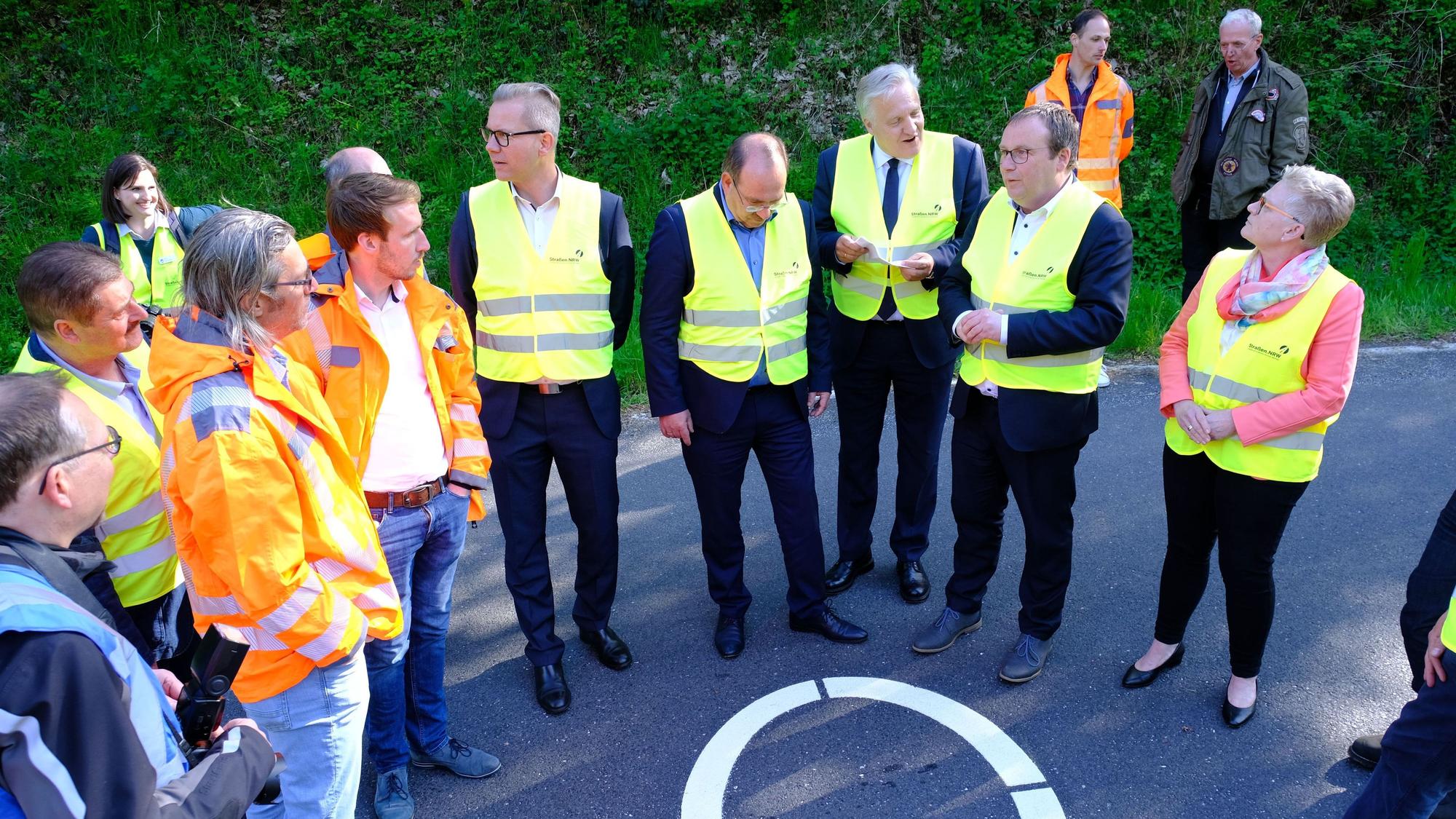 NRW-Verkehrsminister Oliver Krischer (2.v.r.) beim Ortstermin auf der Landesstraße L 218.