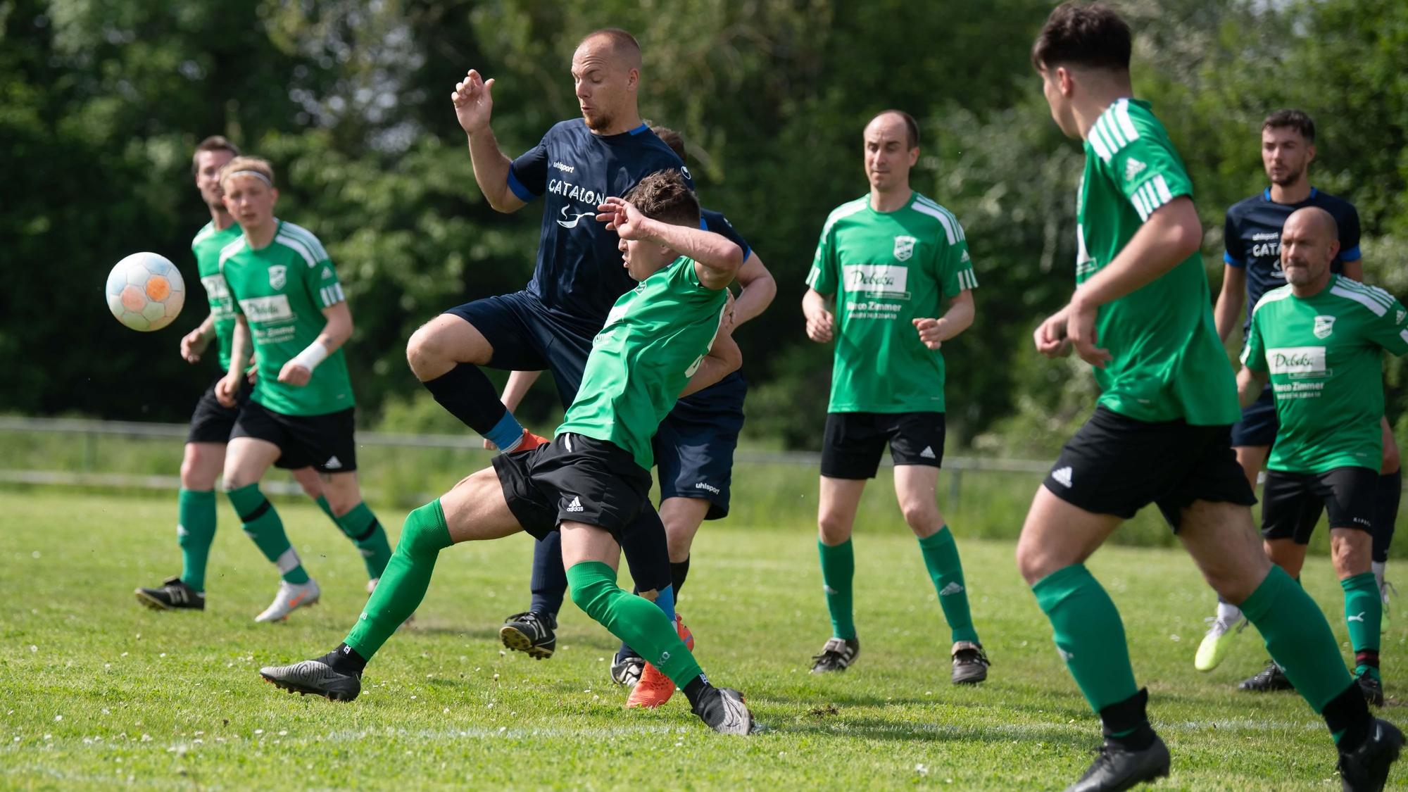Der SV Bessenich II ist trotz der Niederlage gegen den VfL Niederelvenich/Mülheim-Wichterich aufgestiegen. Das wurde ausgiebig gefeiert.