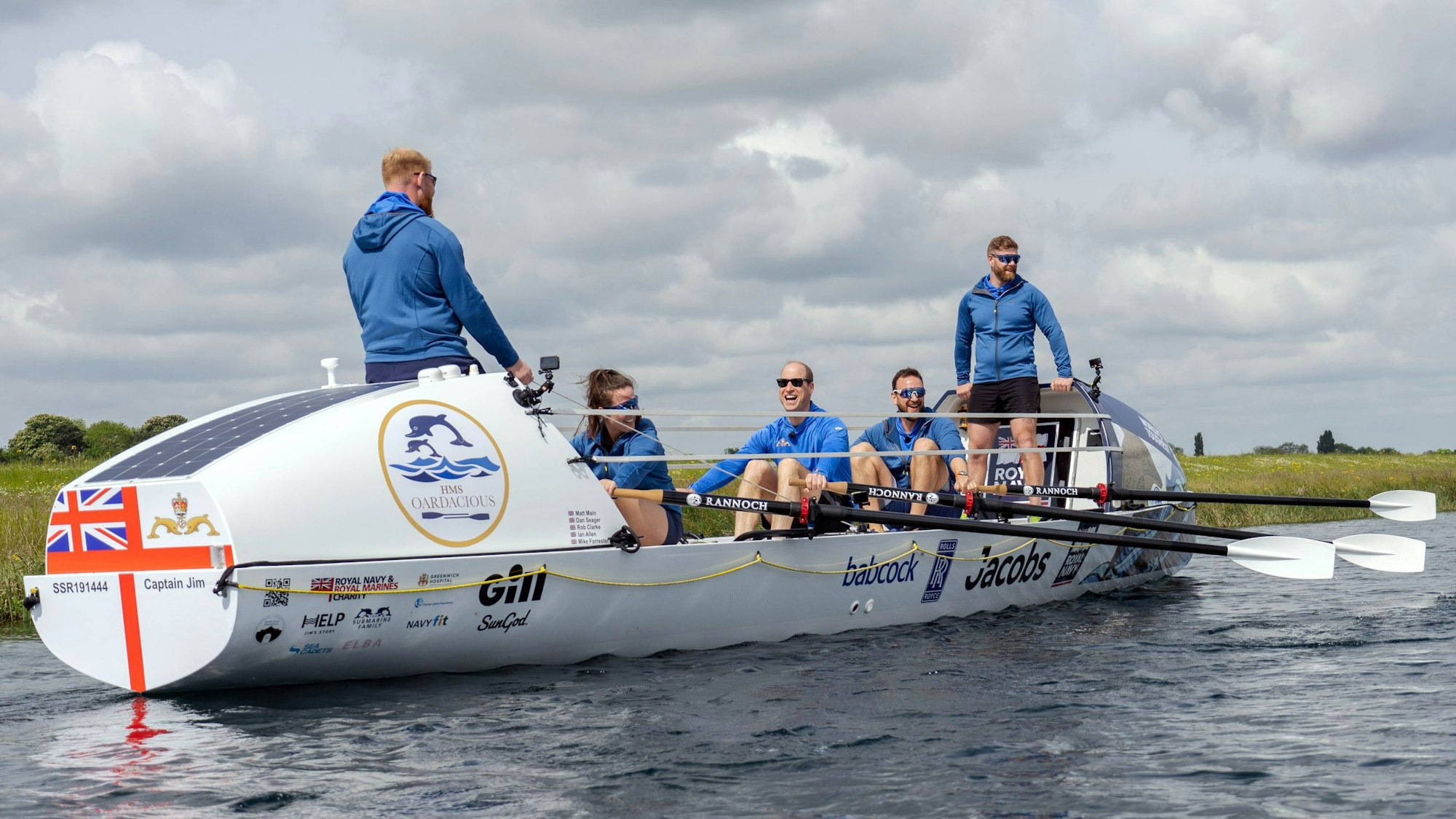 William, Prinz von Wales und Oberbefehlshaber des U-Boot-Dienstes, mit Mitgliedern der Besatzung der HMS Oardacious, die an einer Trainingseinheit auf dem Dorney Lake in Windsor in Buckinghamshire teilnahmen