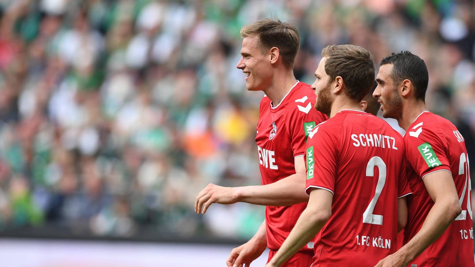 20.05.2023, Bremen: Fußball: Bundesliga, Werder Bremen - 1. FC Köln, 33. Spieltag, wohninvest Weserstadion. Kölns Steffen Tigges (l-r) freut sich mit Benno Schmitz und Ellyes Skhiri über sein Tor zum 0:1. Foto: Carmen Jaspersen/dpa - W