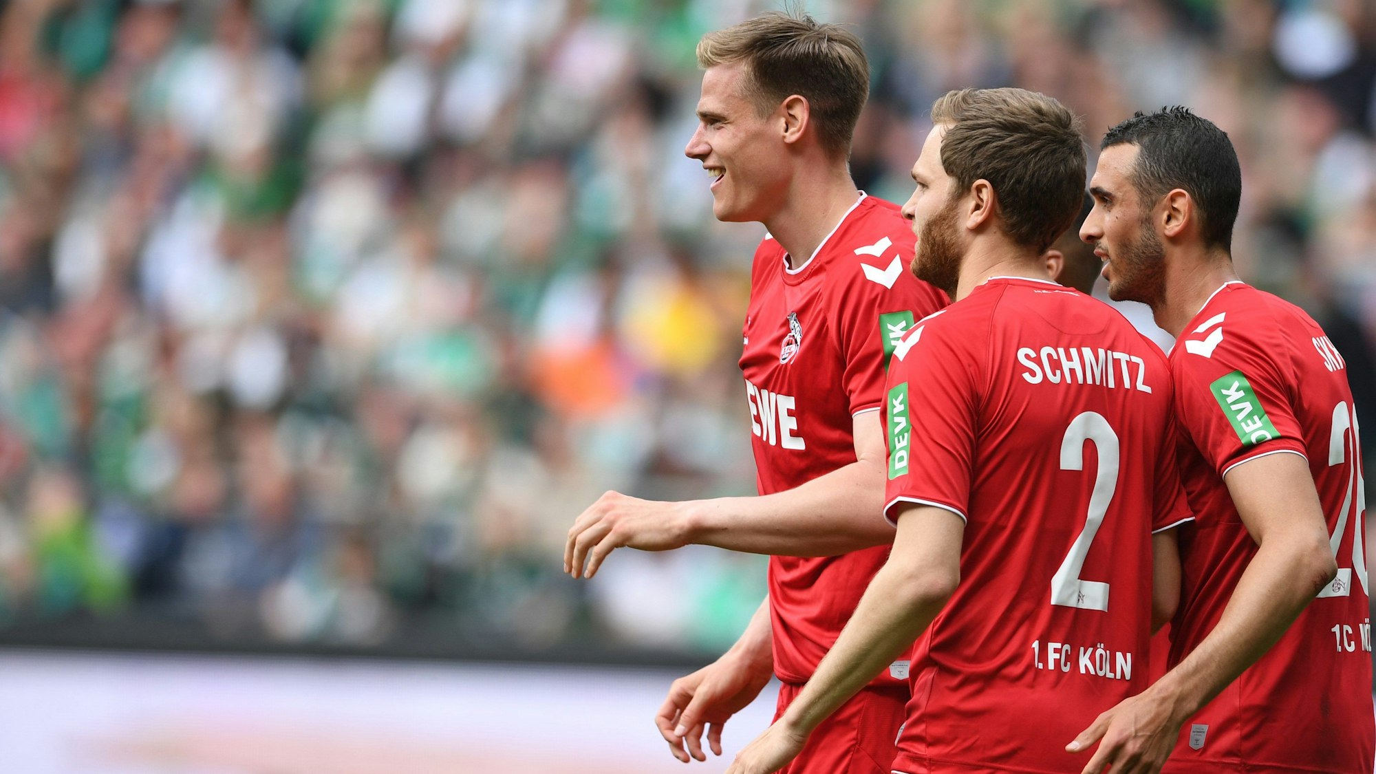 20.05.2023, Bremen: Fußball: Bundesliga, Werder Bremen - 1. FC Köln, 33. Spieltag, wohninvest Weserstadion. Kölns Steffen Tigges (l-r) freut sich mit Benno Schmitz und Ellyes Skhiri über sein Tor zum 0:1. Foto: Carmen Jaspersen/dpa - W