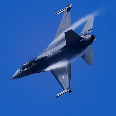 Eine F-16 der belgischen Luftwaffe nimmt an einer Nato-Übung teil. Die Ukraine erhofft sich „Dutzende“ der Kampfjets. (Archivbild)