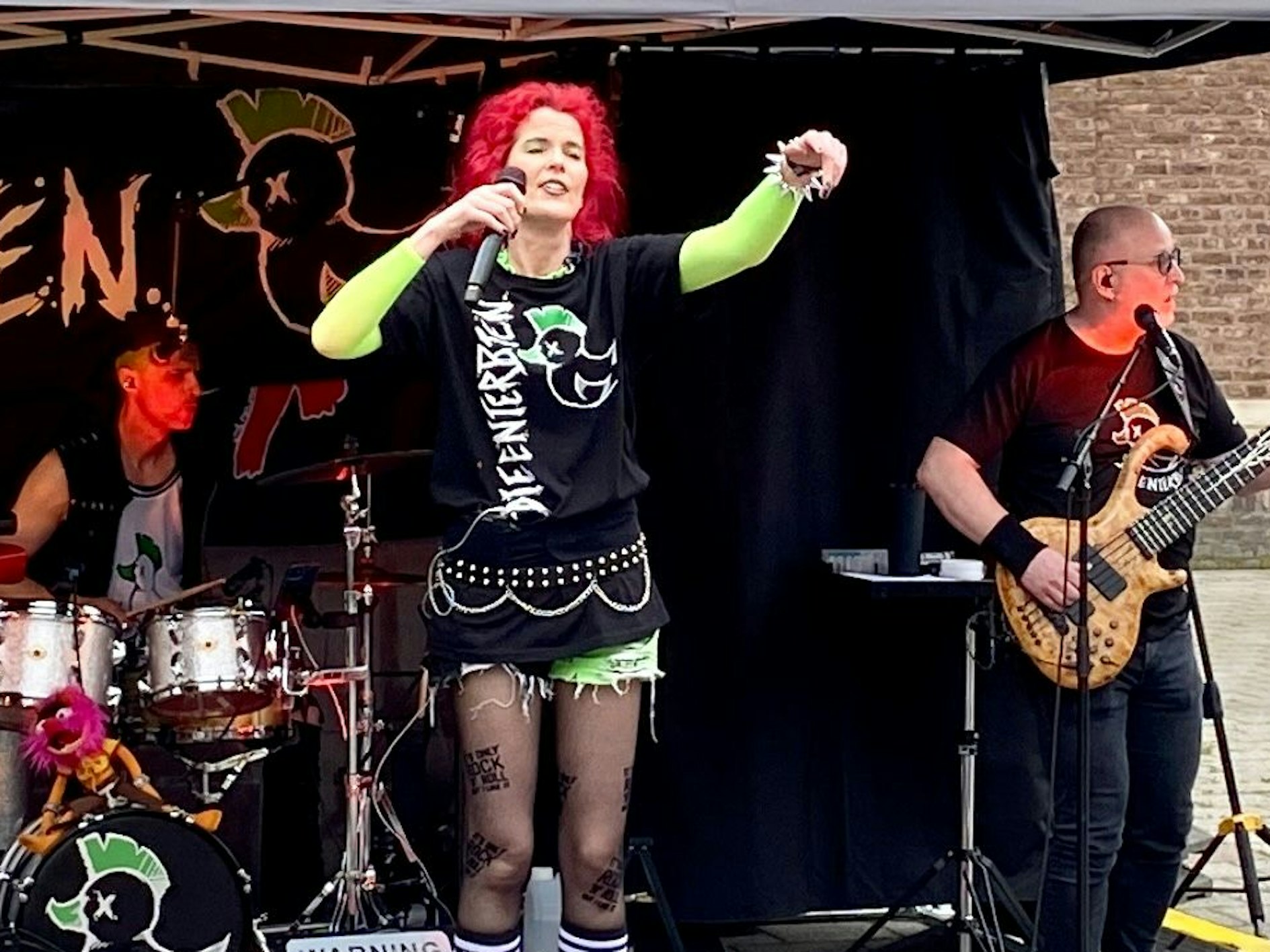 Das Bild zeigt die Brühler Band Rockgören auf der Bühne vor St. Germanus.