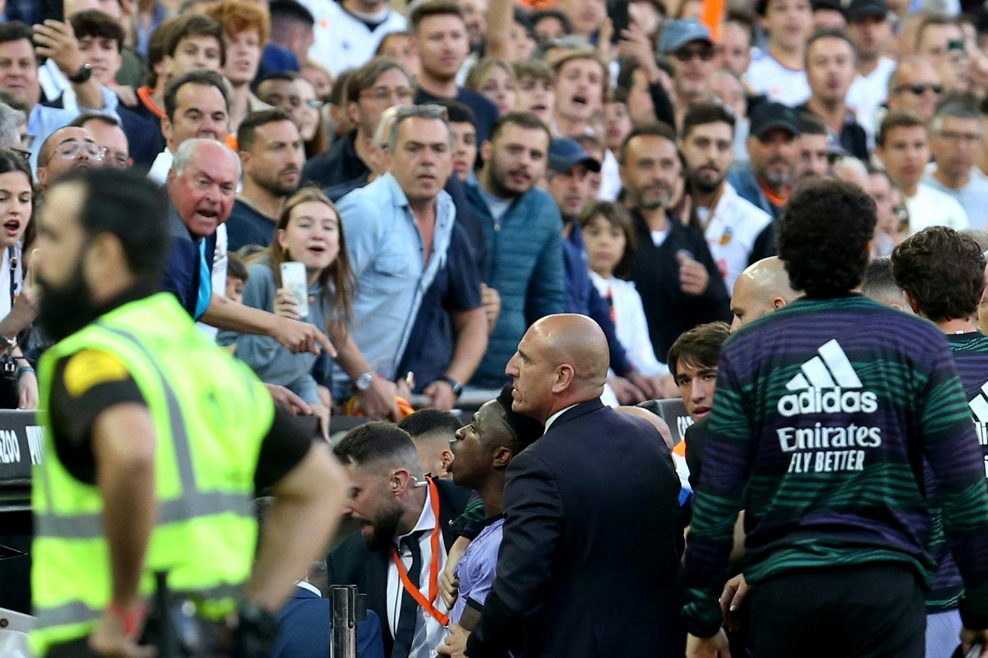 Zuschauer in Valencia streiten sich mit Real-Star Vinicius Junior.